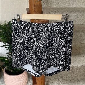 Lululemon Hotty Hot Black and White Women's Athletic  Shorts